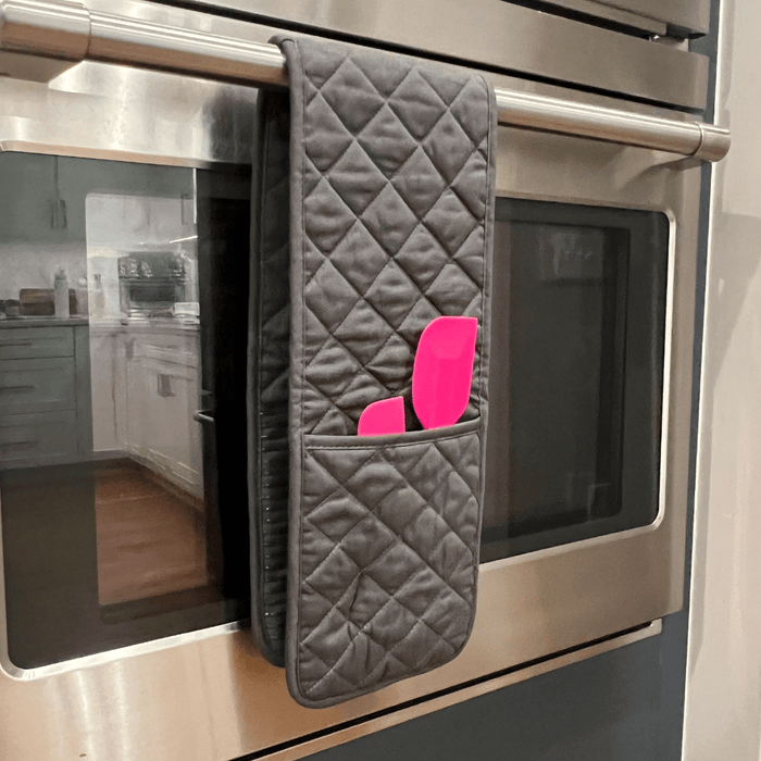 https://www.thecookiecountess.com/cdn/shop/files/the-cookie-countess-double-oven-mitt-connected-comfort-grip-31681917845561_700x700.png?v=1686150911